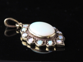  STUNNING OPAL 9 CARAT GOLD PENDANT