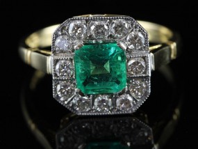 WONDERFUL ART DECO INSPIRED EMERALD AND DIAMOND 18 CARAT GOLD RING