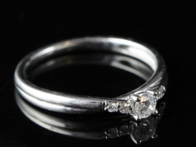 ENJOY THIS CLASSIC DIAMOND 9 CARAT WHITE GOLD RING