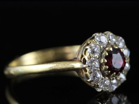 GORGEOUS RUBY AND DIAMOND CLUSTER 18 CARAT GOLD RING