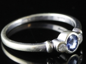 WONDERFUL CONTEMPORARY SAPPHIRE AND DIAMOND 9 CARAT GOLD RING