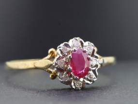 PRETTY RUBY AND DIAMOND 9 CARAT GOLD CLUSTER RING