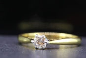 BEAUTIFUL DIAMOND PLATINUM 18 CARAT GOLD SOLITAIRE RING