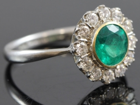 FABULOUS COLOMBIAN EMERALD AND DIAMOND PLATINUM GOLD CLUSTER RING