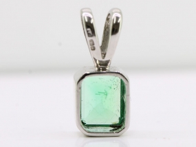 GORGEOUS COLOMBIAN EMERALD 18 CARAT WHITE GOLD PENDANT