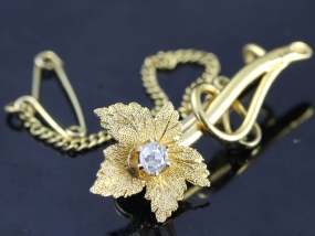LOVELY DIAMOND FLOWER 15 CARAT GOLD BROOCH