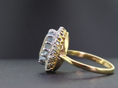 ELEGANT AQUAMARINE AND DIAMOND 18 CARAT GOLD CLUSTER RING