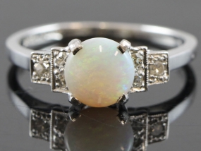  PRETTY OPAL AND DIAMOND 18 CARAT GOLD RING