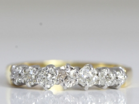  PRETTY SEVEN STONE DIAMOND 18 CARAT GOLD RING