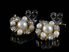 ELEGANT PAIR OF NATURAL PEARL AND DIAMOND CLUSTER 18 CARAT GOLD EAR RINGS