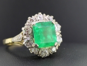 SPECTACULAR EMERALD AND DIAMOND 18 CARAT GOLD VINTAGE RING