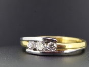 BEAUTIFUL THREE STONE DIAMOND 18 CARAT BAND