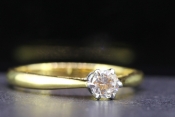 BEAUTIFUL DIAMOND PLATINUM 18 CARAT GOLD SOLITAIRE RING