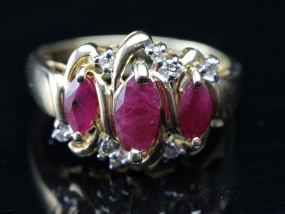 BEAUTIFUL RUBY AND DIAMOND 10 CARAT GOLD COCKTAIL/DRESS RING