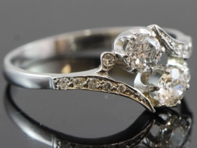 STUNNING EDWARDIAN TWO STONE DIAMOND TWIST 18 CARAT GOLD RING