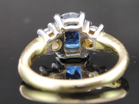 BEAUTIFUL DEEP BLUE SAPPHIRE AND DIAMOND TRILOGY 18 CARAT GOLD RING