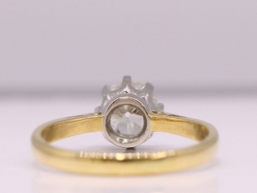 ELEGANT DIAMOND 18 CARAT GOLD SOLITAIRE RING