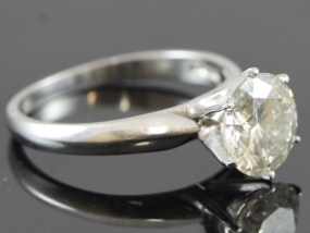  ELEGANT SOLITAIRE DIAMOND PLATINUM RING