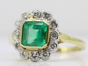 BEAUTIFUL COLOMBIAN EMERALD AND DIAMOND CLUSTER 18 CARAT GOLD RING