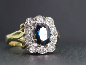 GORGEOUS SAPPHIRE AND DIAMOND 18 CARAT GOLD RING