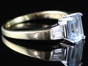 BEAUTIFUL AQUAMARINE AND BAGUETTE DIAMOND 18 CARAT GOLD RING