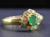 BEAUTIFUL EMERALD AND DIAMOND 18 CARAT GOLD RING