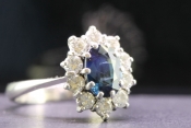 STUNNING SAPPHIRE AND DIAMOND CLUSTER 18 CARAT WHITE GOLD RING