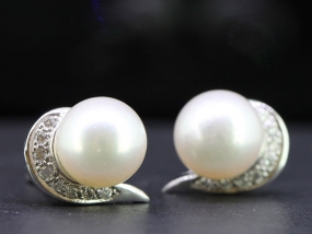 GLAMOROUS PEARL AND DIAMOND 18 CARAT GOLD WHITE GOLD STUDS