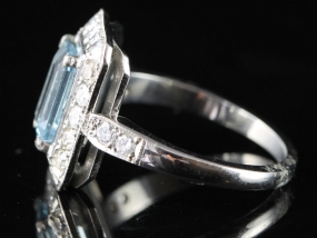 STUNNNING ART DECO INSPIRED AQUAMARINE AND DIAMOND 18 CARAT GOLD RNG