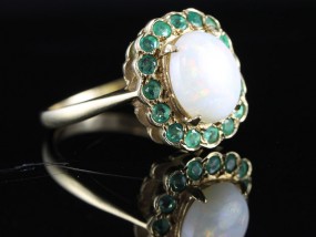 BEAUTIFUL INSPIRED VINTAGE AUSTRALIAN OPAL AND EMERALD 9 CARAT RING