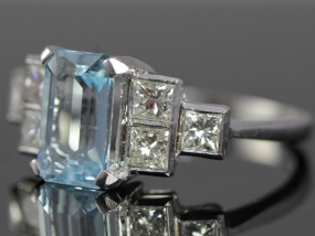 BEAUTIFUL AQUAMARINE AND DIAMOND ART DECO INSPIRED 18 CARAT GOLD RING