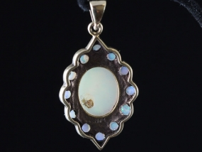  STUNNING OPAL 9 CARAT GOLD PENDANT