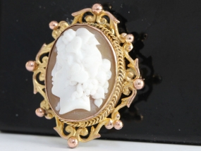 QUALITY BULLMOUTH SHELL 9 CARAT GOLD CAMEO BROOCH/PENDANT OF A LADY