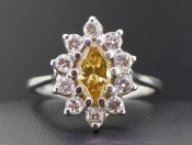 BEAUTIFUL CANARY DIAMOND AND WHITE DIAMOND 18 CARAT GOLD CLUSTER RING