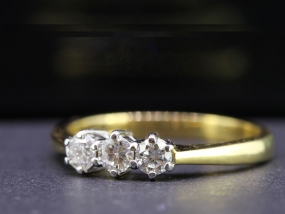  PRETTY THREE STONE DIAMOND 18 CARAT GOLD RING