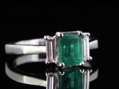 BREATHTAKING EMERALD AND DIAMOND ART DECO INSPIRED PLATINUM RING