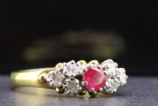 BEAUTIFUL RUBY AND DIAMOND 18 CARAT GOLD RING