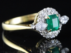 WONDERFUL COLUMBIAN EMERALD AND DIAMOND 18 CARAT GOLD RING