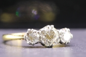  BEAUTIFUL VINTAGE 1930'S DIAMOND TRILOGY 18 CARAT CARAT AND PLATINUM RING