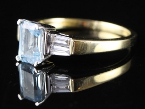 BEAUTIFUL AQUAMARINE AND BAGUETTE DIAMOND 18 CARAT GOLD RING