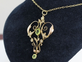 BEAUTIFUL EDWARDIAN PERIDOT AND SEED PEARL 9 CARAT GOLD PENDANT AND CHAIN