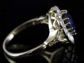 STUNNING 2 CARAT HEART SHAPED ROYAL BLUE SAPPHIRE AND DIAMOND 18 CARAT GOLD RING