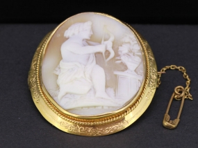 STUNNING VICTORIAN BULL MOUTH SHELL CAMEO BROOCH 9 CARAT GOLD FRAME