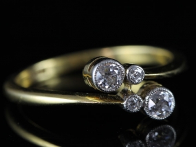 LOVELY CONTEMPORARY DIAMOND 18 CARAT GOLD RING