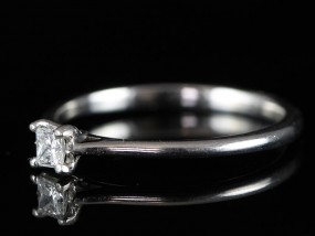 A CLASSIC PRINCESS CUT SOLITAIRE DIAMOND RING IN 18 CARAT WHITE GOLD