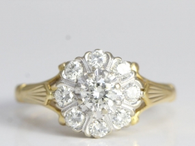 WONDERFUL DIAMOND DAISY 18 CARAT GOLD AND PLATINUM RING