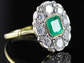 STUNNING COLUMBIAN EMERALD AND DIAMOND 18 CARAT GOLD CLUSTER RING