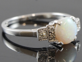  PRETTY OPAL AND DIAMOND 18 CARAT GOLD RING