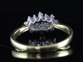 BEAUTIFUL BAGUETTE AND ROUND BRILLIANT CUT DIAMOND 18 CARAT GOLD RING