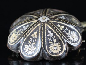 BEAUTIFUL FINE VICTORIAN TORTOISESHELL PIQUE AND SILVER INLAID BROOCH